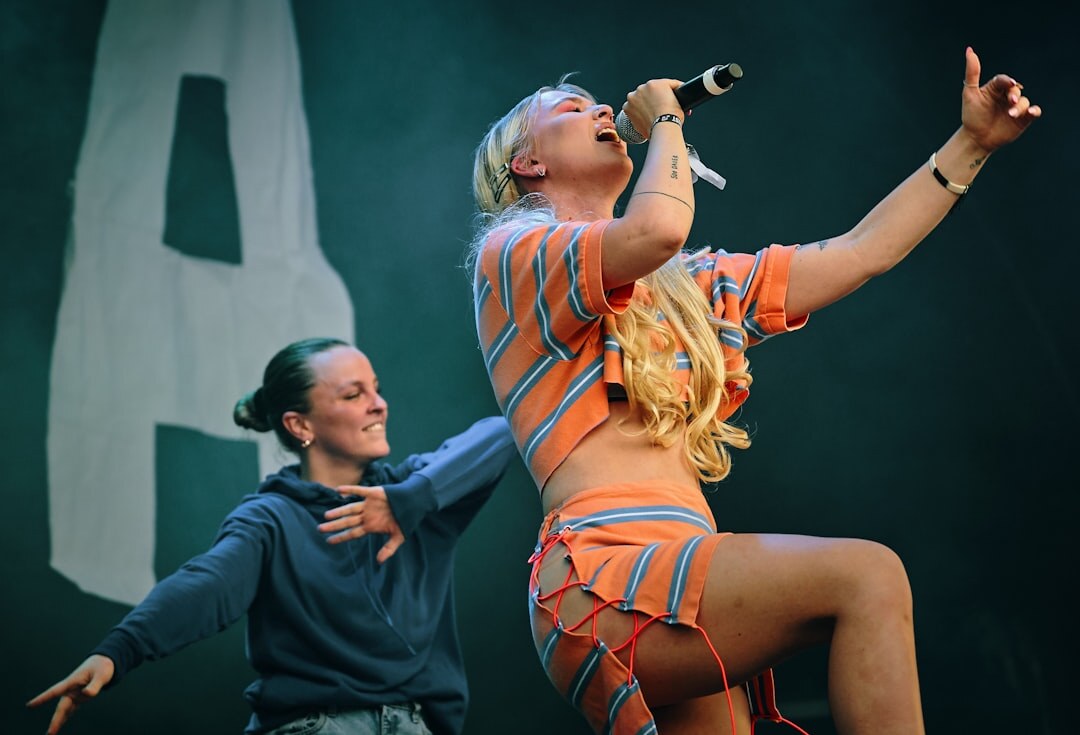 taylor swift performing on stage